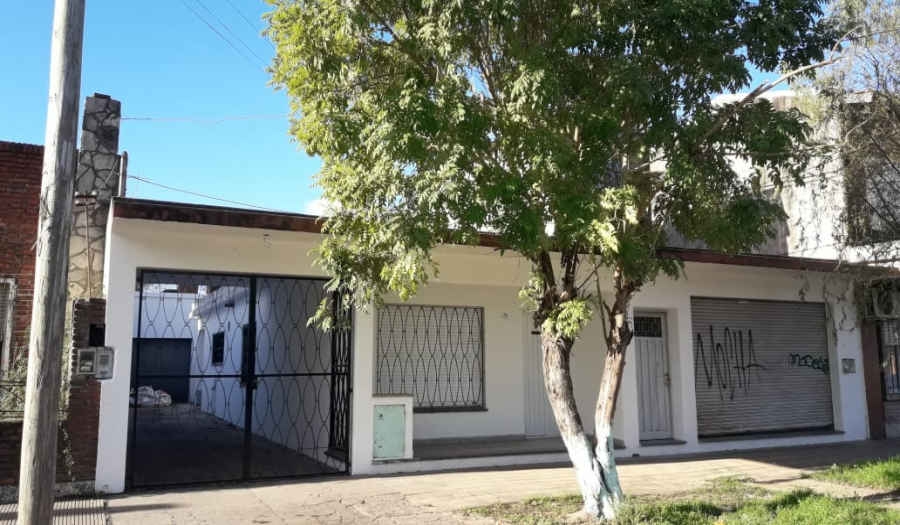 Alquiler casa tres dormitorios en Escobar centro