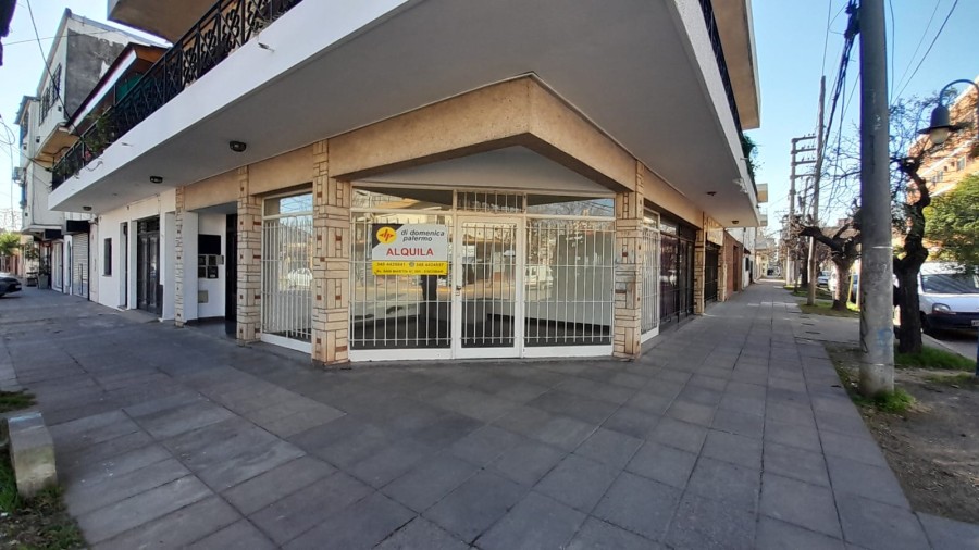 Alquiler local en esquina en zona de la Estación de Escobar