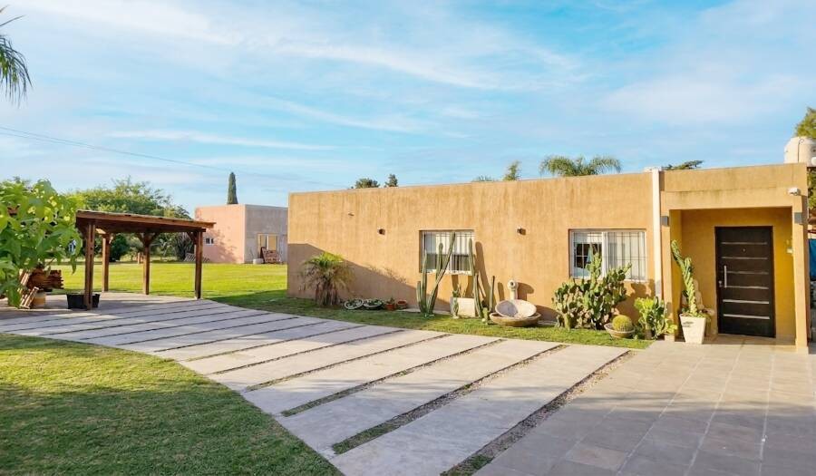 Casaquinta en venta en Barrio El Cazador: 220 m², pileta y estudio