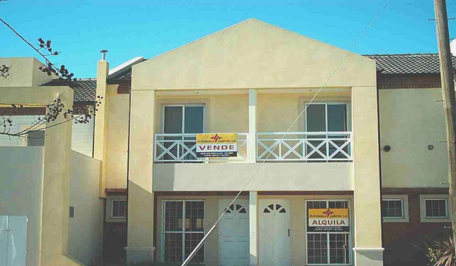 Duplex en alquiler de dos dormitorios en Escobar zona norte, ubicado en pleno centro de la ciudad en barrio residencial familiar a tan sólo unas pocas cuadras de la plaza principal cerca de todo. Inmueble en alquiler en Escobar de 70 m2 en impecable estado con todos los servicios.