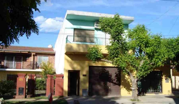 Casa con 2 locales en venta en Escobar centro