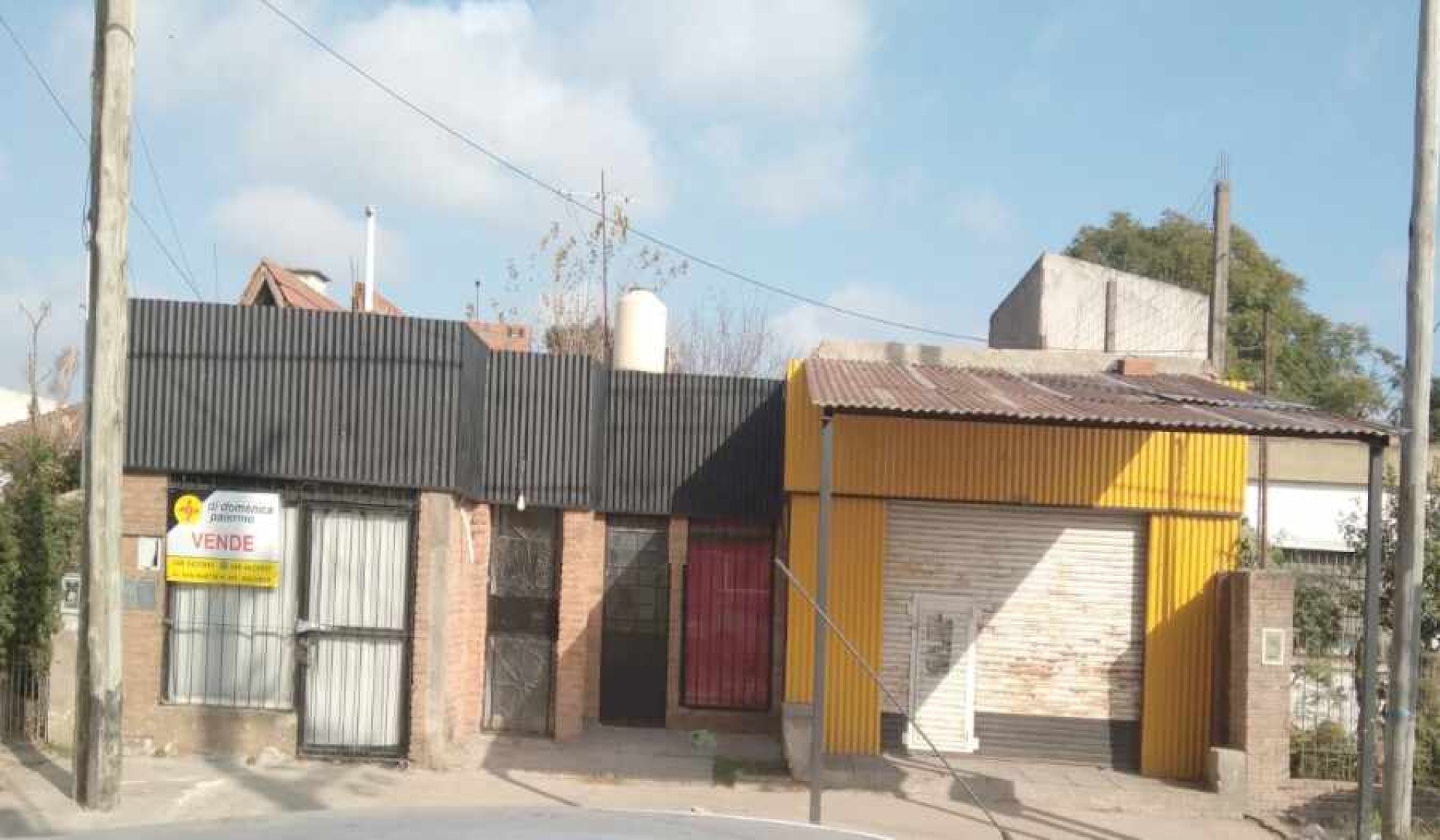 2 Locales con vivienda en Barrio Luchetti Escobar