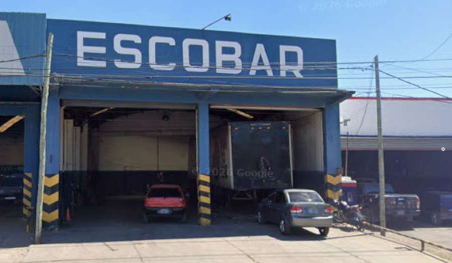 Frente del galpón taller en venta sobre Ex Ruta 9 casi Italia, Escobar, con doble entrada y visibilidad desde Panamericana
